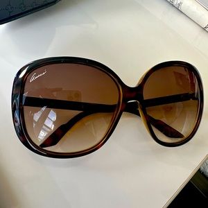 Gucci round frame sunglasses with case